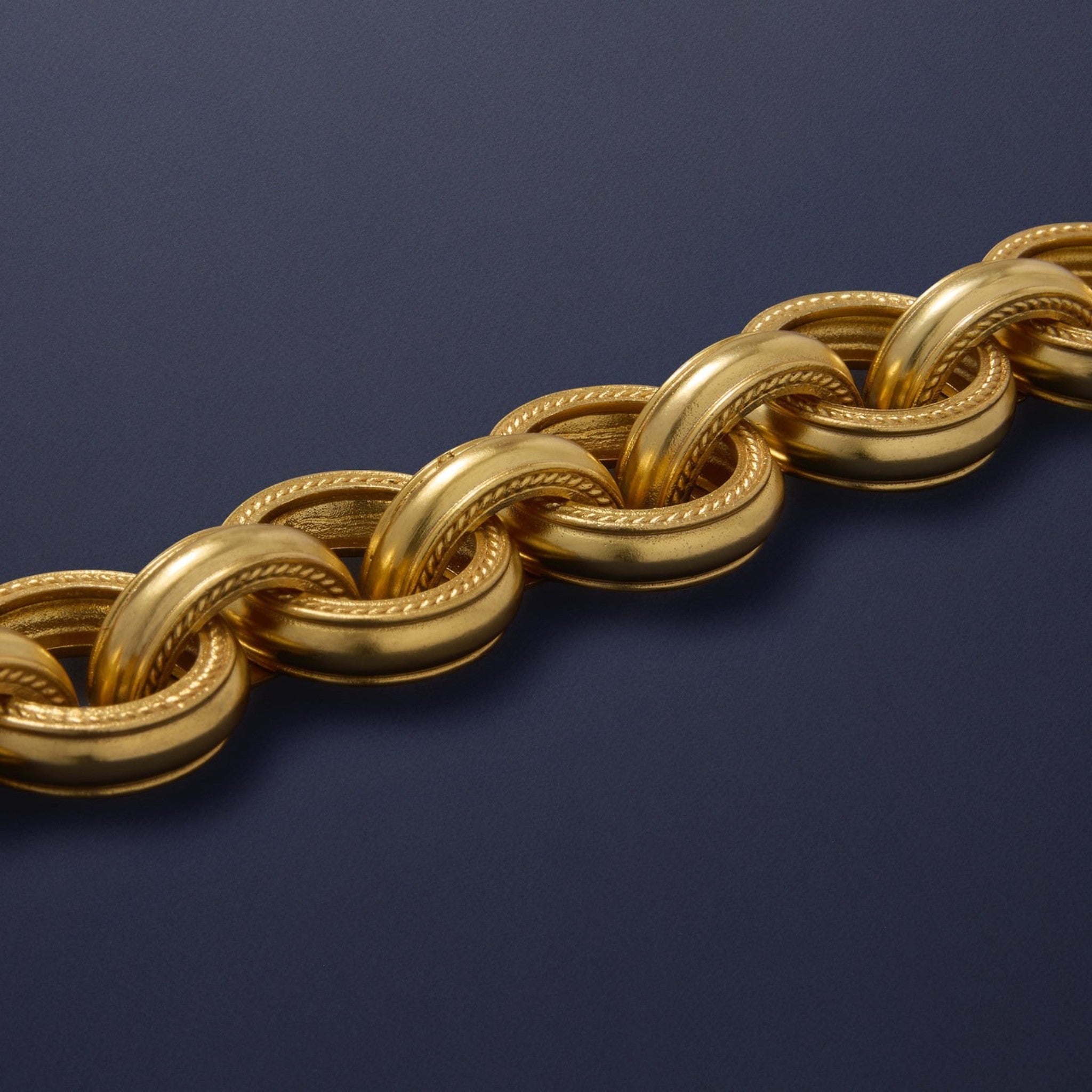 Tania Claire Australia Versailles gold link bracelet with textured and smooth interlocking rings, lobster clasp closure.