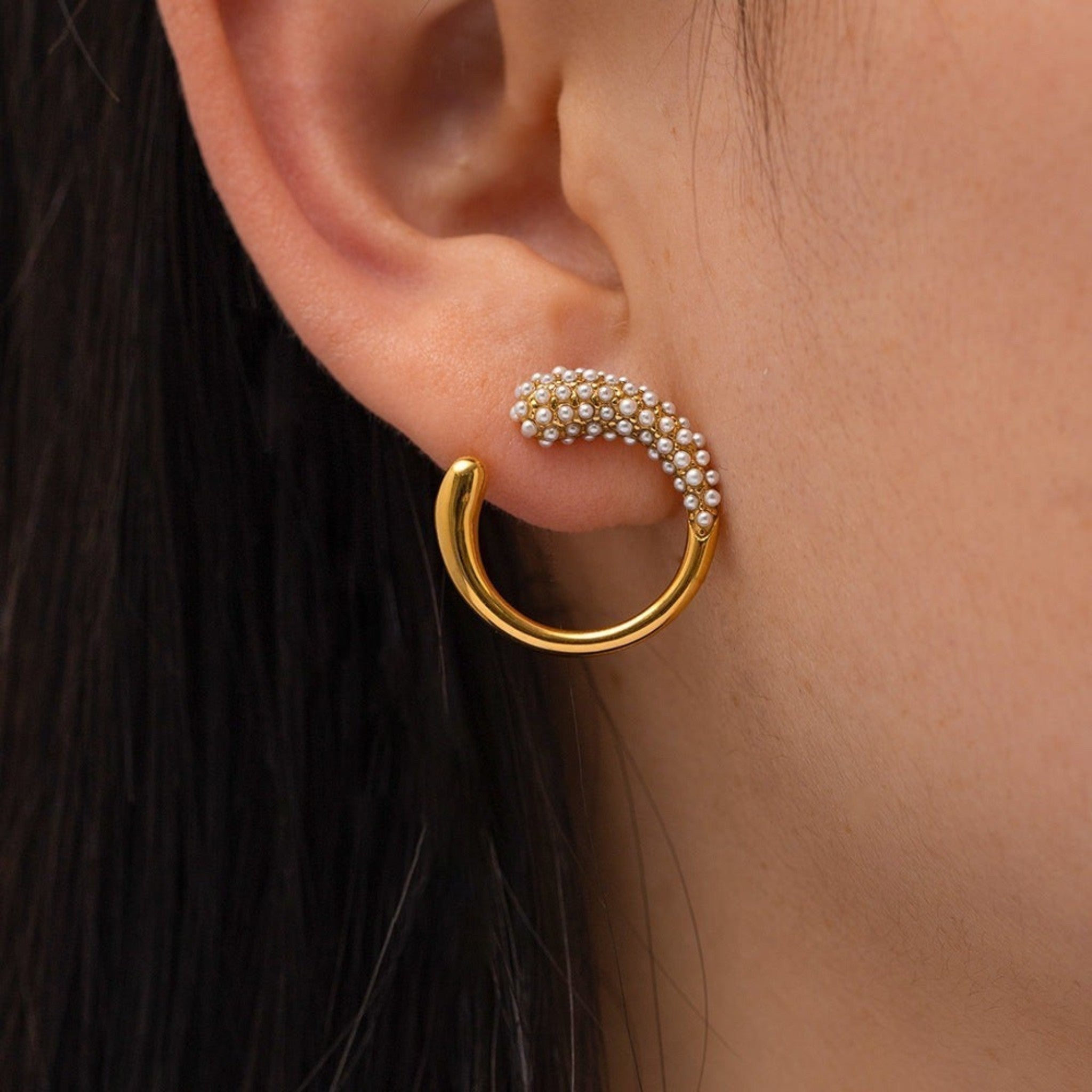 Tania Claire Australia Hera Hoops: gold-plated twisted hoops adorned with small pearls, featuring stud closure.