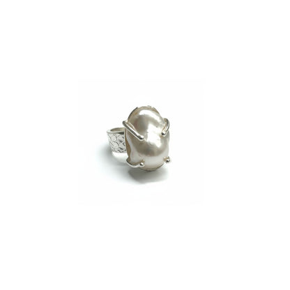 Akina Baroque Pearl Ring