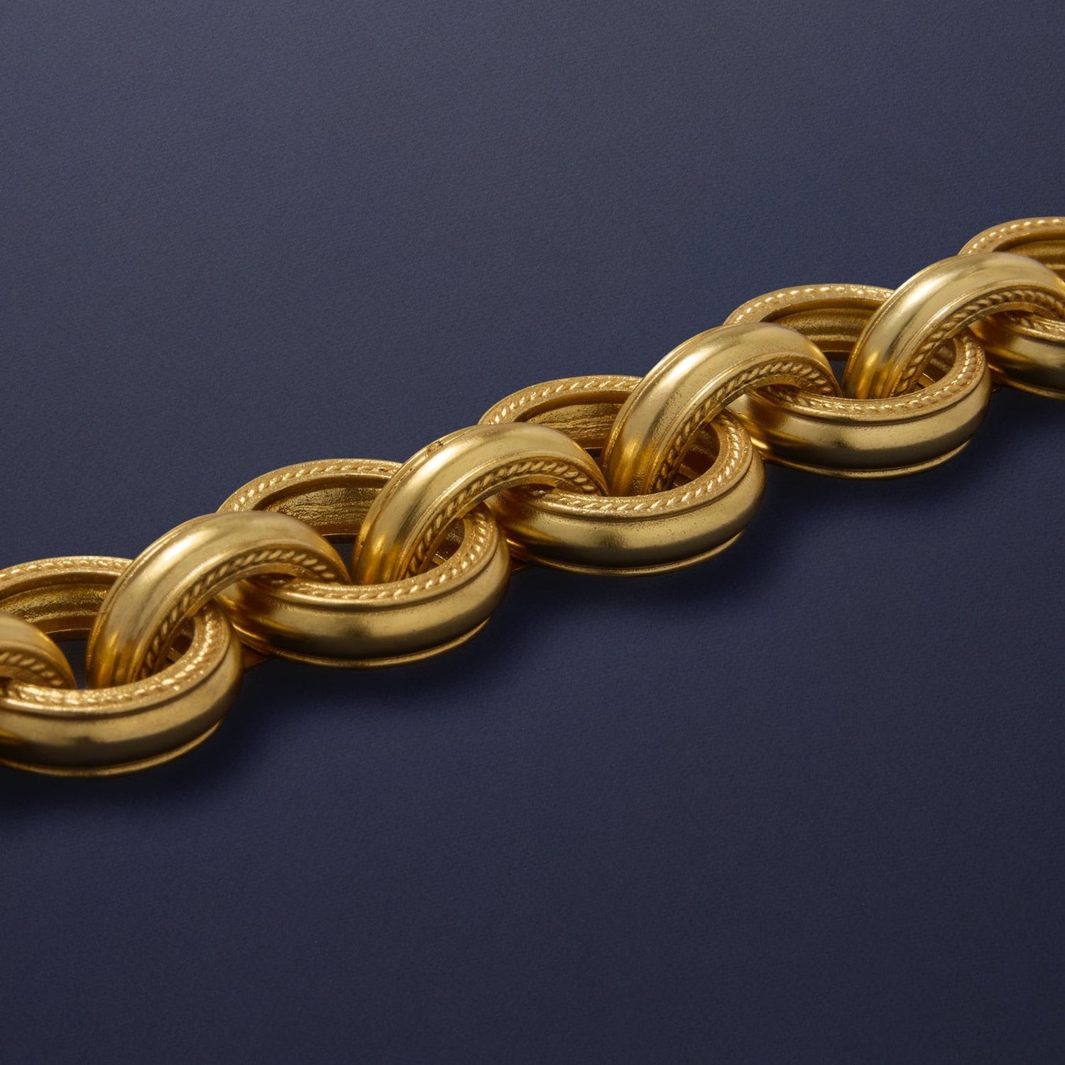 Tania Claire Australia Versailles gold link bracelet with textured and smooth interlocking rings, lobster clasp closure.