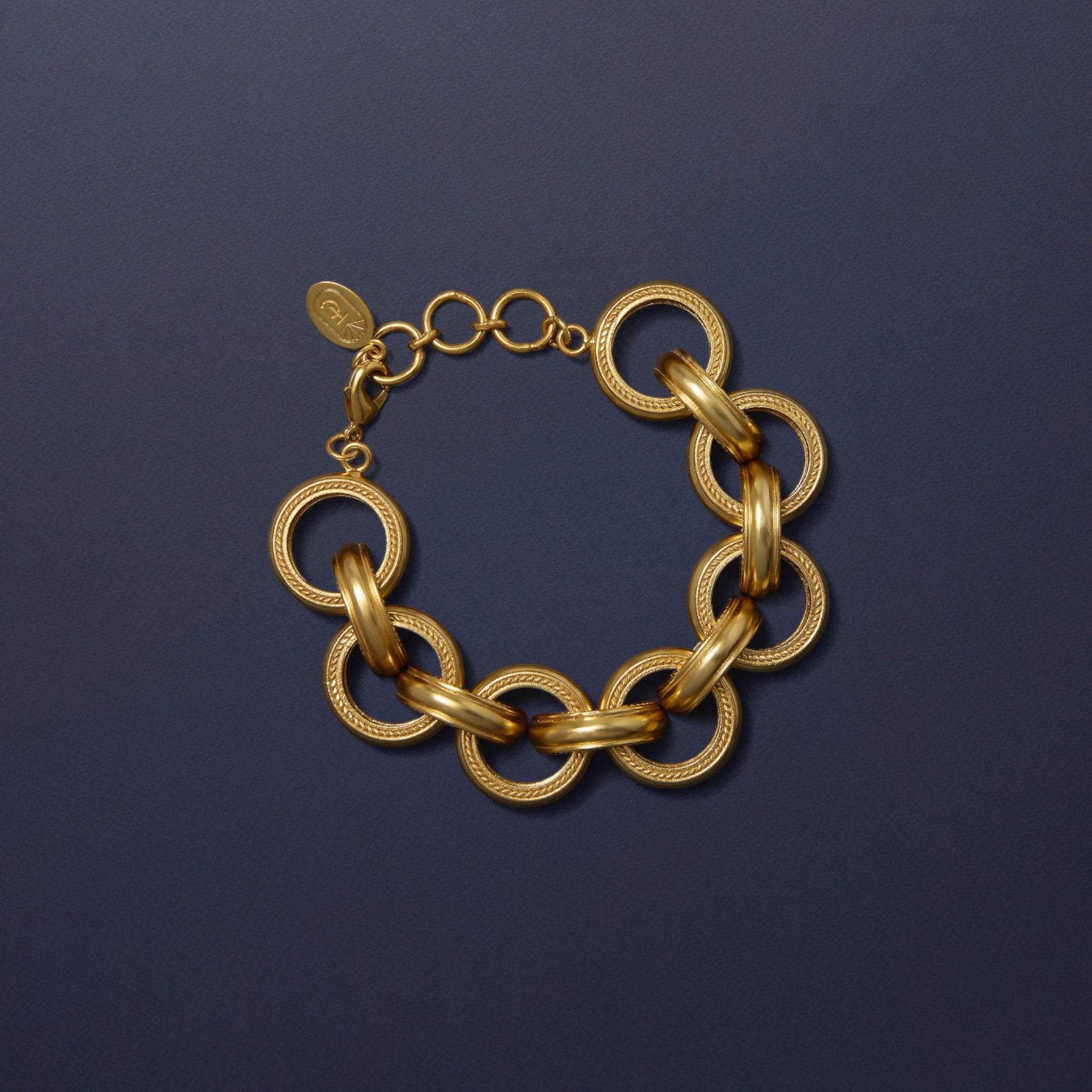 Tania Claire Australia gold link bracelet with alternating smooth and textured interlocking rings, lobster clasp, and extension chain.