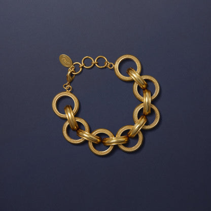 Tania Claire Australia gold link bracelet with alternating smooth and textured interlocking rings, lobster clasp, and extension chain.